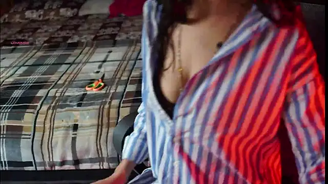 Snapshot of NidhiChandra chatting on 8, 10, 2025 NidhiChandra online show from 8, 10, 2025