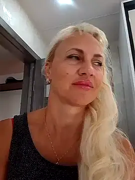 Snapshot of KissMiSveet chatting on 10, 9, 2025 KissMiSveet online show from 10, 9, 2025