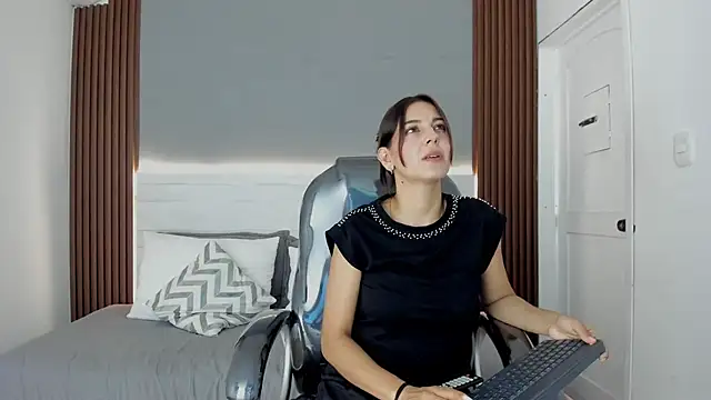 Emmy Meadows online show from 23, 10, 2025