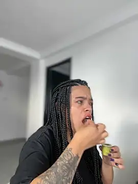 JuanitaMore01 online show from 29, 11, 2025