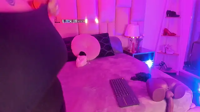 Violett Novoa online show from 5, 12, 2025