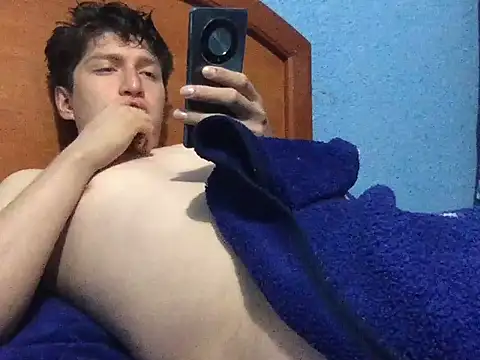 Snapshot of Luisgg18 chatting on 2, 11, 2025 Luisgg18 online show from 2, 11, 2025