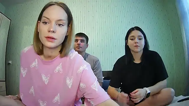 Snapshot of DivineTrio chatting on 20, 10, 2025 DivineTrio online show from 20, 10, 2025
