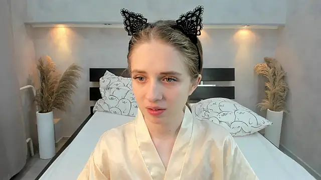 Snapshot of Camilla_Kelly chatting on 20, 10, 2025 Camilla Kelly online show from 20, 10, 2025