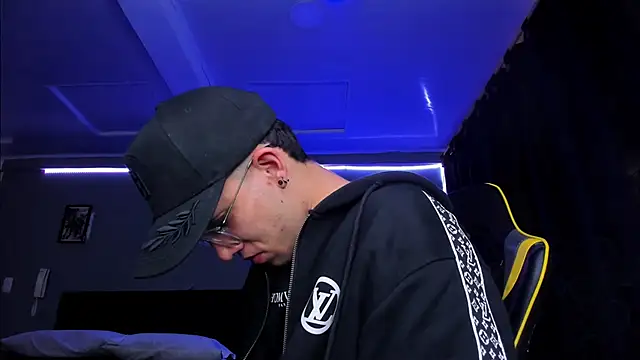 Snapshot of alexgiraldo__ chatting on 3, 11, 2025 alexgiraldo online show from 3, 11, 2025