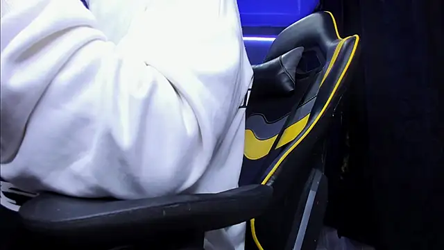 Snapshot of alexgiraldo__ chatting on 5, 11, 2025 alexgiraldo online show from 5, 11, 2025