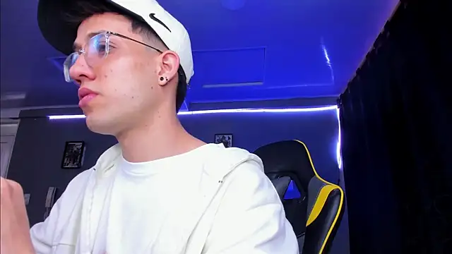 Snapshot of alexgiraldo__ chatting on 7, 11, 2025 alexgiraldo online show from 7, 11, 2025