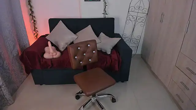 Snapshot of mishelkrave_ chatting on 10, 10, 2025 mishelkrave  online show from 10, 10, 2025