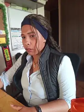 IVONNE COLLINS33 online show from 13, 4, 2026