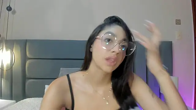 Snapshot of IvyJhons chatting on 4, 10, 2025 IvyJhons online show from 4, 10, 2025