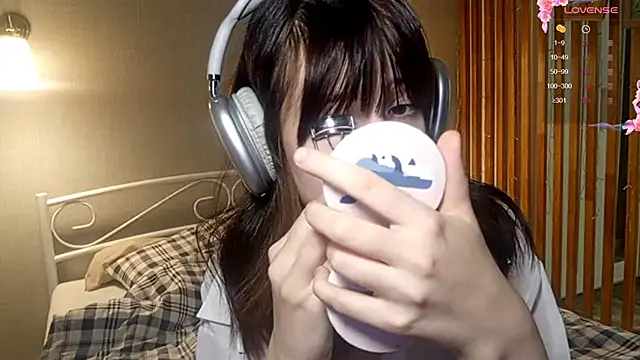 Honeey Beee online show from 18, 12, 2025