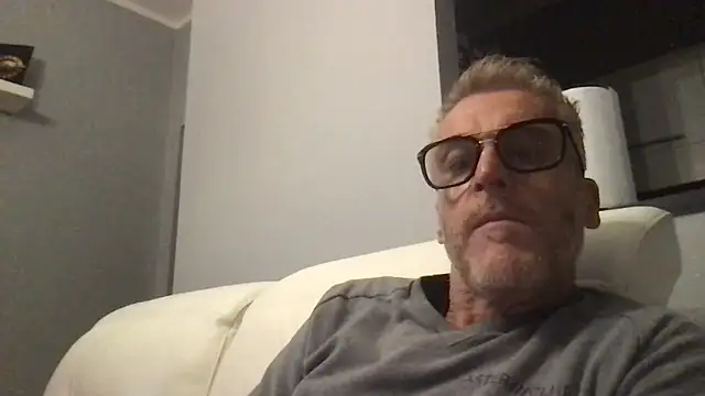 Axl hot online show from 14, 11, 2025