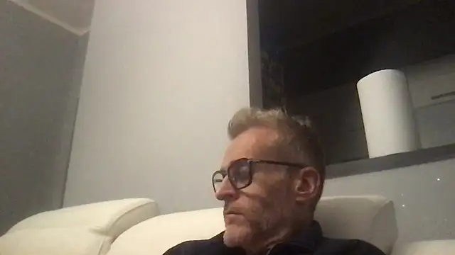 Axl hot online show from 28, 11, 2025