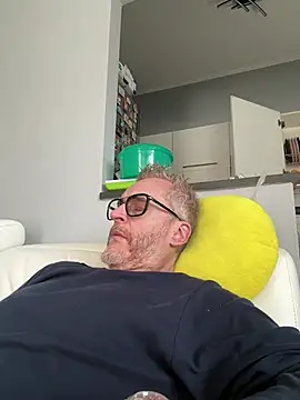 Axl hot online show from 28, 3, 2026