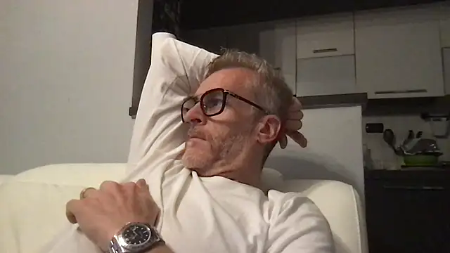 Axl hot online show from 8, 4, 2026