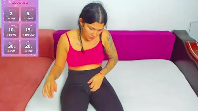 Snapshot of MiaKiittyy chatting on 8, 10, 2025 MiaKiittyy online show from 8, 10, 2025