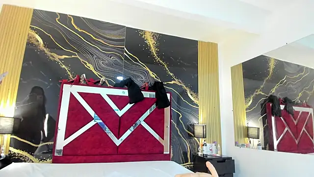 VioletRose as online show from 8, 11, 2025