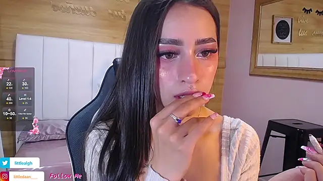 Abril Velvet a  online show from 8, 10, 2025