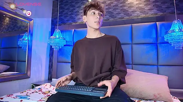 Snapshot of Twinkie_Hung chatting on 18, 9, 2025 Twinkie Hung online show from 18, 9, 2025