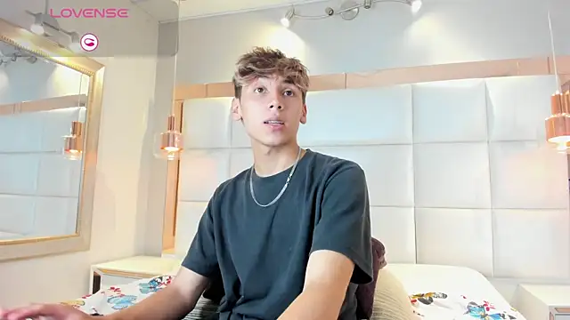 Snapshot of Twinkie_Hung chatting on 20, 9, 2025 Twinkie Hung online show from 20, 9, 2025