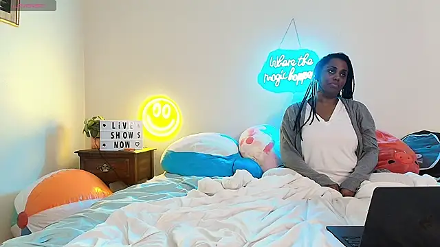 GigiMcFee online show from 18, 9, 2025