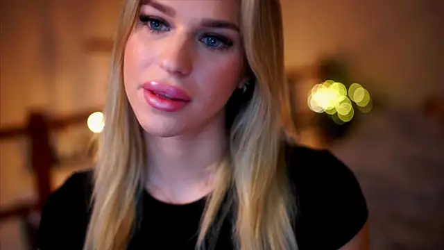 Snapshot of Emilyvanroessel chatting on 1, 10, 2025 Emilyvanroessel online show from 1, 10, 2025