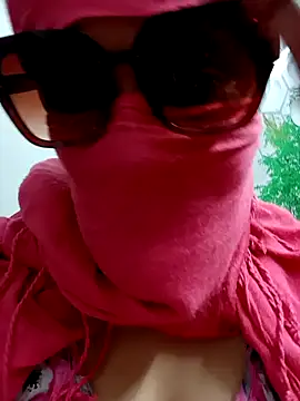 Snapshot of roshni19 chatting on 3, 10, 2025 roshni19 online show from 3, 10, 2025