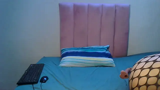 Snapshot of RoxyLuv77 chatting on 16, 10, 2025 RoxyLuv77 online show from 16, 10, 2025