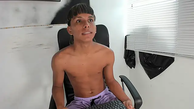 Snapshot of tyler_twink_boy chatting on 13, 9, 2025 tyler twink boy online show from 13, 9, 2025