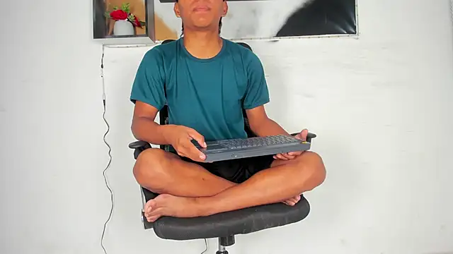 Snapshot of tyler_twink_boy chatting on 7, 10, 2025 tyler twink boy online show from 7, 10, 2025