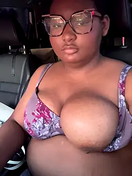 Snapshot of PoppyLuxe chatting on 18, 11, 2025 PoppyLuxe online show from 18, 11, 2025