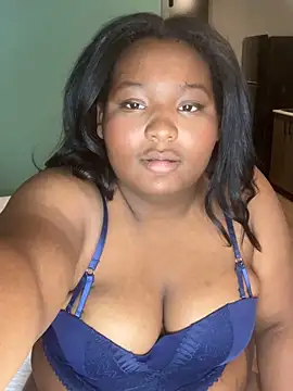 Snapshot of PoppyLuxe chatting on 21, 12, 2025 PoppyLuxe online show from 21, 12, 2025