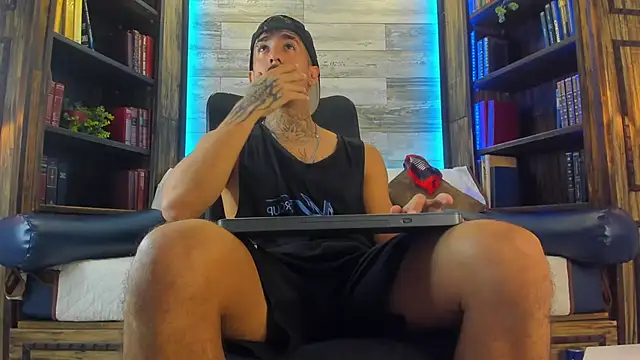 Snapshot of Donovan_Desmond chatting on 28, 10, 2025 Donovan Desmond online show from 28, 10, 2025