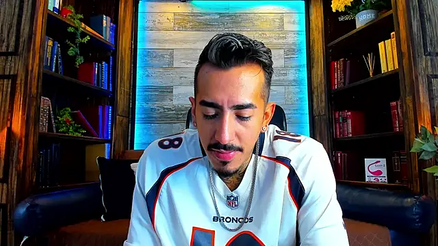 Snapshot of Donovan_Desmond chatting on 17, 12, 2025 Donovan Desmond online show from 17, 12, 2025