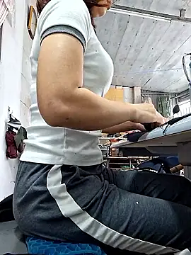 irina hana online show from 2, 12, 2025