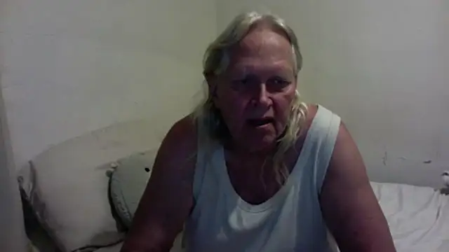 Snapshot of OldLadySara chatting on 23, 10, 2025 OldLadySara online show from 23, 10, 2025