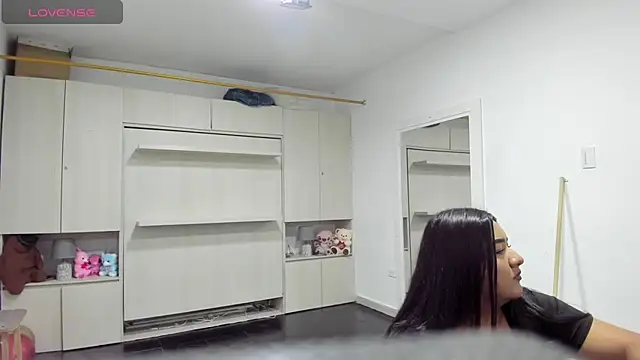 LilyWhitney online show from 16, 4, 2026