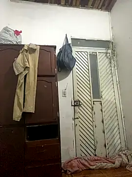 pareja-dispuesta online show from 8, 10, 2025