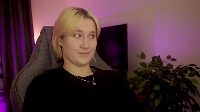 Snapshot of CinBellamy chatting on 27, 10, 2025 CinBellamy online show from 27, 10, 2025