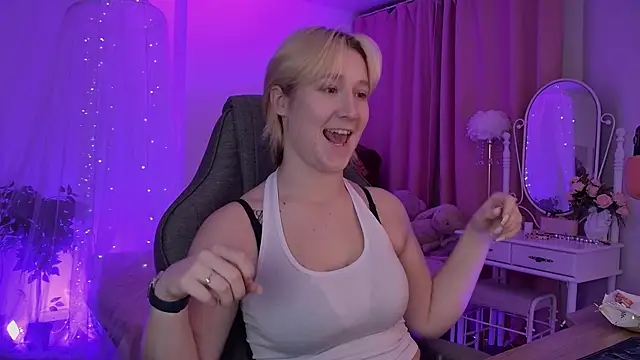 Snapshot of CinBellamy chatting on 5, 11, 2025 CinBellamy online show from 5, 11, 2025