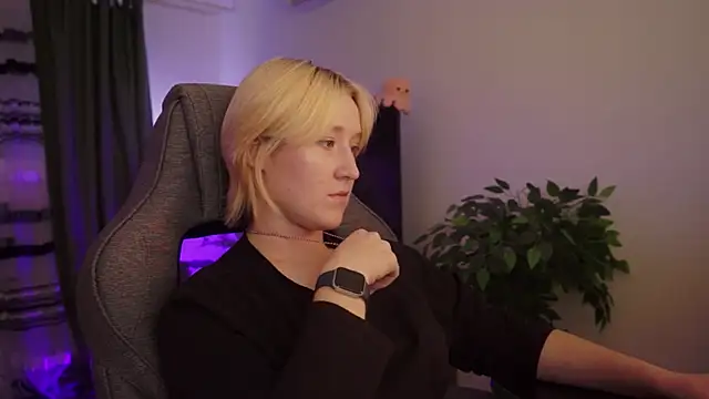 Snapshot of CinBellamy chatting on 6, 11, 2025 CinBellamy online show from 6, 11, 2025