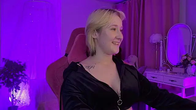 Snapshot of CinBellamy chatting on 10, 11, 2025 CinBellamy online show from 10, 11, 2025