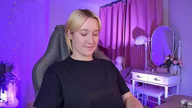 Snapshot of CinBellamy chatting on 12, 11, 2025 CinBellamy online show from 12, 11, 2025