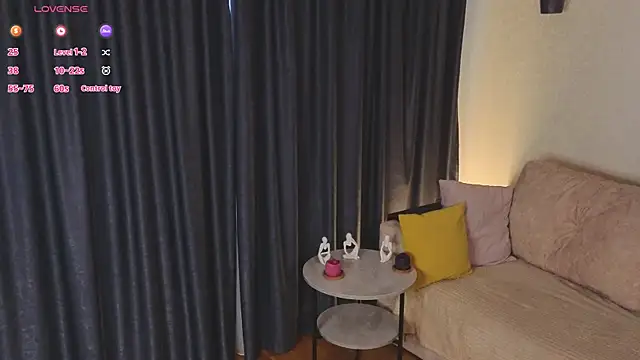 Snapshot of LouisaChaobal chatting on 18, 10, 2025 LouisaChaobal online show from 18, 10, 2025