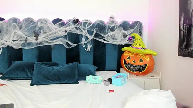 EmilyHanks  online show from 1, 11, 2025