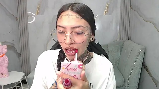 Ashley Blum v online show from 12, 11, 2025