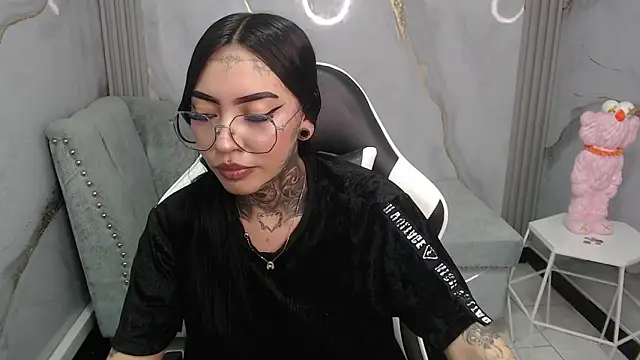 Ashley Blum v online show from 28, 11, 2025