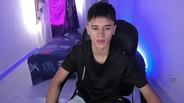 Snapshot of Aron_Boyy chatting on 25, 10, 2025 Aron Boyy online show from 25, 10, 2025