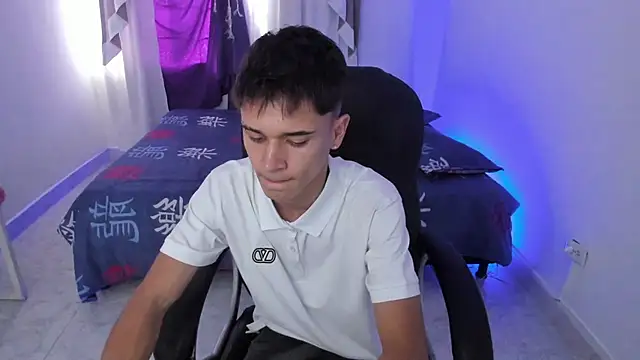 Snapshot of Aron_Boyy chatting on 27, 10, 2025 Aron Boyy online show from 27, 10, 2025