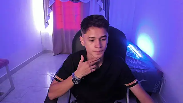 Snapshot of Aron_Boyy chatting on 1, 11, 2025 Aron Boyy online show from 1, 11, 2025